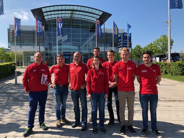 Ein Teil des Gröbminger E-Werk PV-Team in München bei der „Intersolar“, der weltweit größten Photovoltaik-Messe.