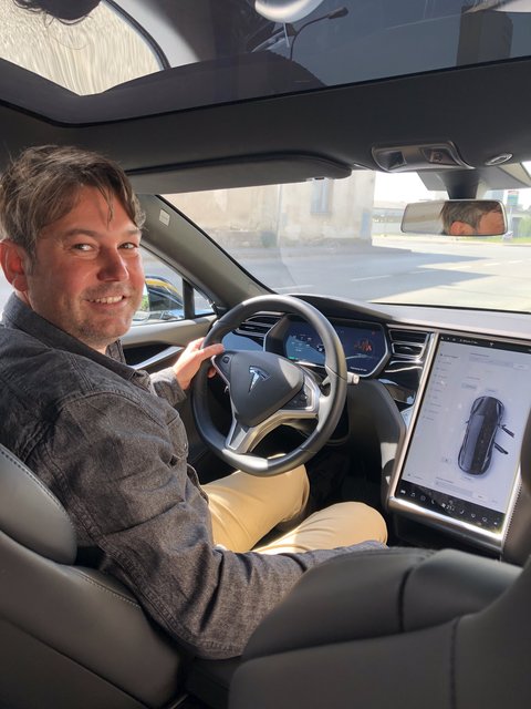 Futuristisch: Peter Pichler nahm uns im Tesla mit.