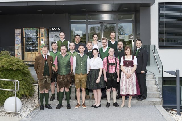 Die frisch gebackenen Meister aus dem Bezirk Hartberg-Fürstenfeld im Kreis der Gratulanten, an der Spitze Kammerdirektor Werner Brugner.