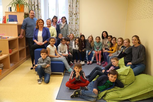 <f>Neue Räume </f> für den Nachmittag in der Hermannstraße. Bei den Kindern in der Mitte: Direktorin Sabine Maria Geyrhofer.