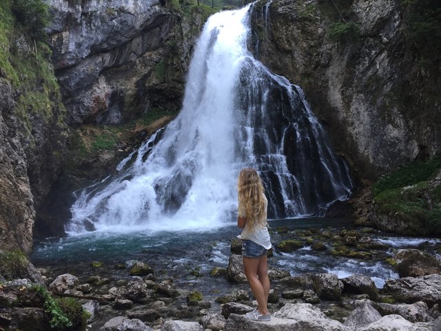 Tennengau: Die leichte Wanderung zum Gollinger Wasserfall ist ideal für Familien; nicht barrierefrei. Start: Gollinger Ortsteil Torren; Dauer: rund 30 Minuten. Über schattige Waldwege und Stufen gelangt man zum Ursprung des Wasserfalls, der 75 Meter in die Tiefe stürzt. Eintrittspreis: 3 Euro. | Foto: Stefanie Huber