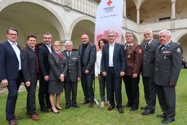 DEUTSCHKREUTZ (IR). Ins wunderschne Ambiente des Renaissance-Schlosses Deutschkreutz luden Bezirksstellenleiter Franz Stifter und ORF Rotkreuz Frhschoppen: Tolles Programm beim Treffen