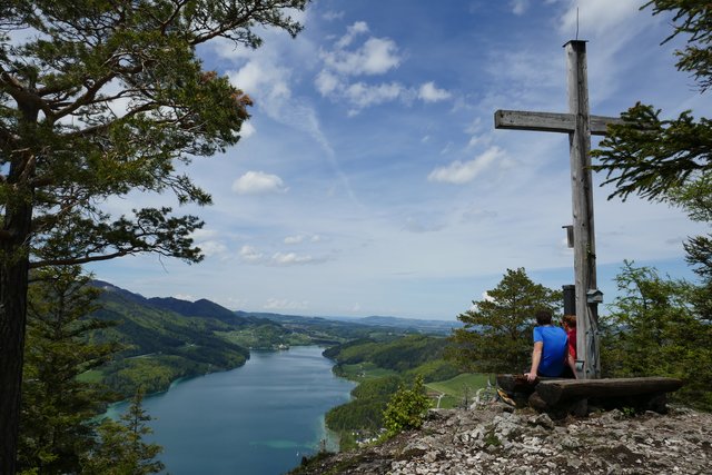 Zur schönen Aussicht: Das Ellmausteinkreuz direkt über dem Fuschlsee.