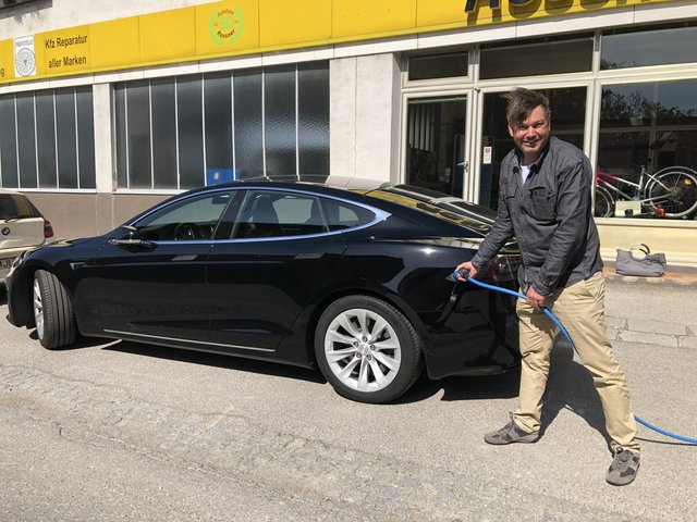 "Durch den 'Autopilot' sind längere Fahrten viel entspannter und auch sicherer", meint der begeisterte Tesla-Fahrer