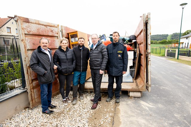 Foto: Bürgermeister Hans Rädler, GR Bärbel Stockinger mit Gatte Martin, LH-Stv. Stephan Pernkopf, HBI Florian Jeitler.