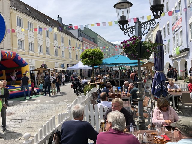 Das schöne Wetter lockte viele Besucher in die Innenstadt.