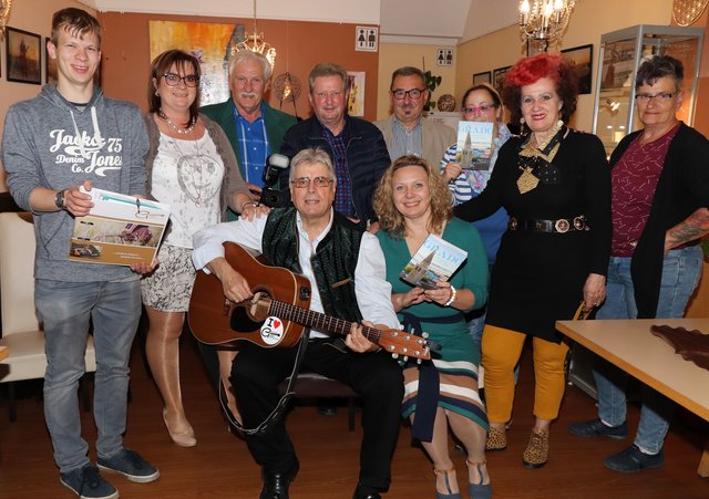 Fotos, ein Buch und passende Musik im "Al Dente"