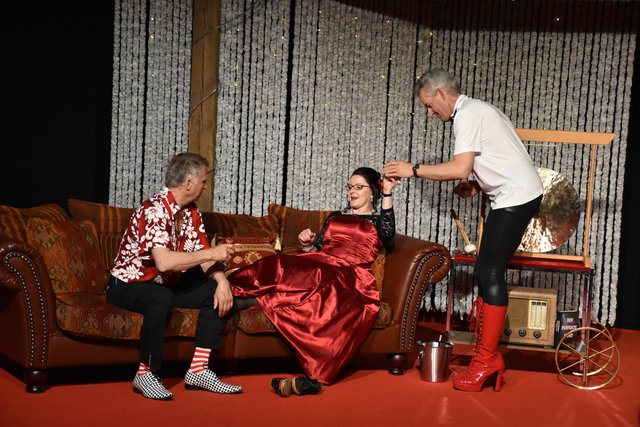 Modesünden im Laufhaus: Sepp Kneisl in Haiwaiihemd und Ringelsocken, Christine Juen in Puffmutti-Outfit und Markus Wackerle grazil in Lack und Leder
