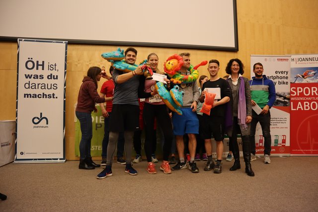 Die Siegerteams der Wasserkrug-Challenge gemeinsam mit Institutsleiterin Eva Adamer-König (r.).