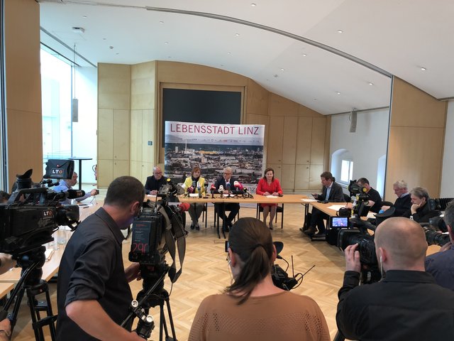 Großer Andrang bei der Pressekonferenz zum Ende der rot-blauen Koalition in Linz.