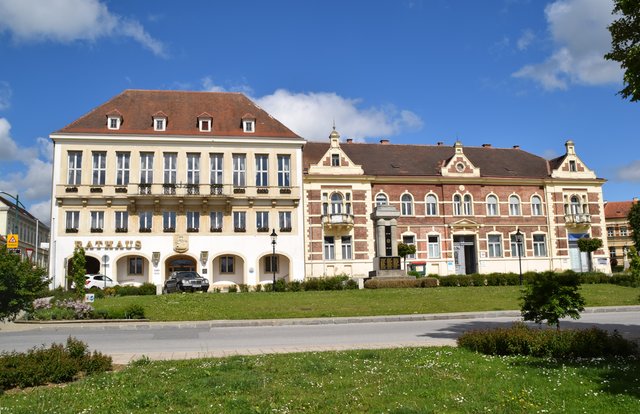 Zwischen 1952 und 1954 wurde das heutige Rathaus errichtet.