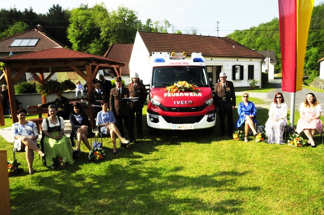 Die Fahrzeugpatinnen aus Drumling mit Mitgliedern der Feuerwehr Drumling und dem neuen Einsatzfahrzeug