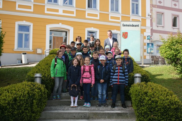 Abenteuer Gemeindeamt: Nach einem interessanten Besuch in der Gemeindestube durfte ein Foto mit Bürgermeister Helmut Templ nicht fehlen.
