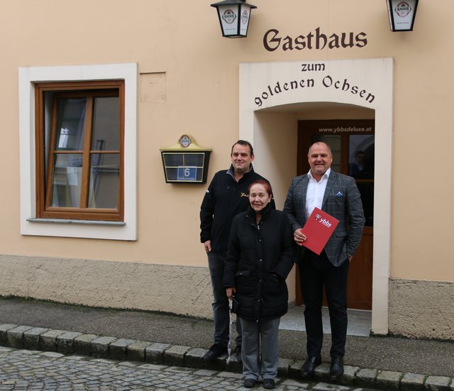 Markus Dienstbier, Betreiber Ybbserl, Doris Mayer, Inhaberin Haus Schiffmeisterplatz 6, Bürgermeister Alois Schroll
