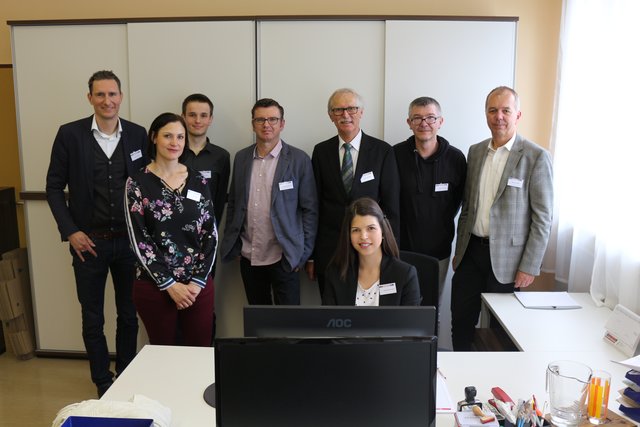 Geschäftsführer Johann Huber (li.) und das Team des firmeneigenen Zollbüros in Niklasdorf.