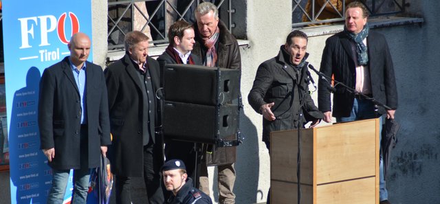 Heinz Christian Strache Ende Februar 2016 bei einem Wahlkampfauftritt in Kufstein mit Rudi Federspiel, Markus Abwerzger und Walter Thaler im Rücken.