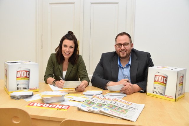 Sabine Krause und André Dossi zählen die Auswertung aus