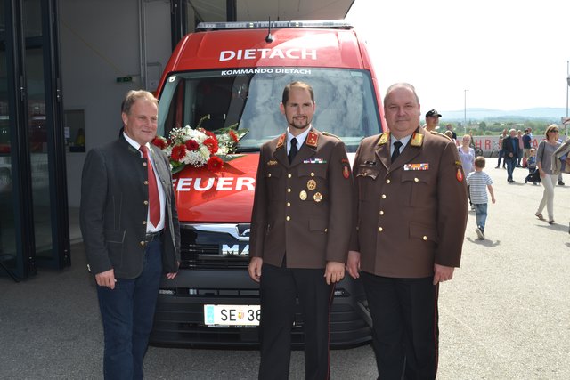 Bgm. Johannes Kampenhuber, Kommandant Christoph Blumenschein, Bezirkskommandant Wolfgang Mayr | Foto: FF Dietach