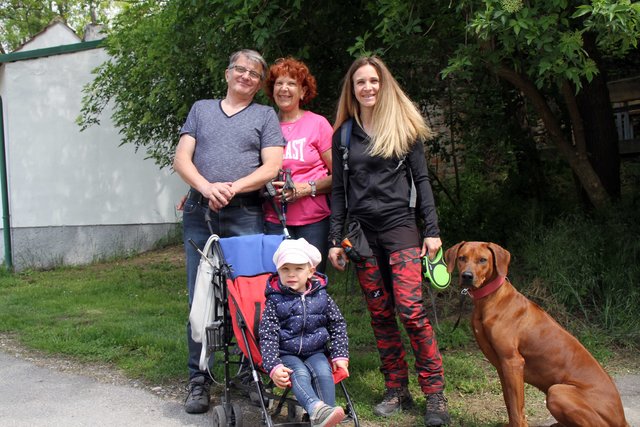 Christine, Sandra, Sophie und Junior Karl mit wachsamer Nala.