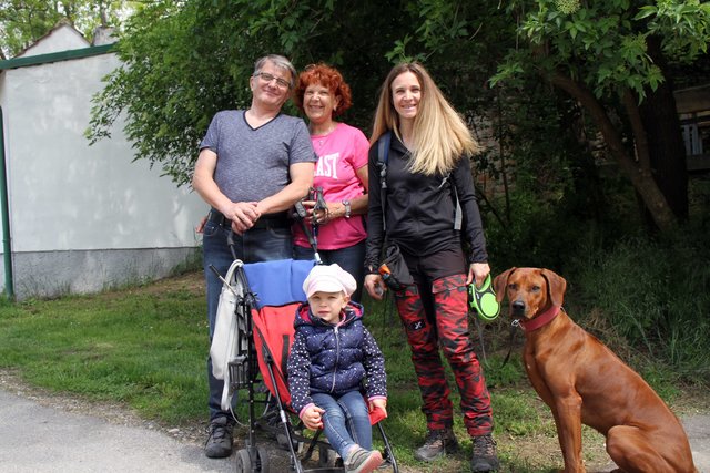 Christine, Sandra, Sophie und Junior Karl mit wachsamer Nala. | Foto: Friedrich Doppelmair