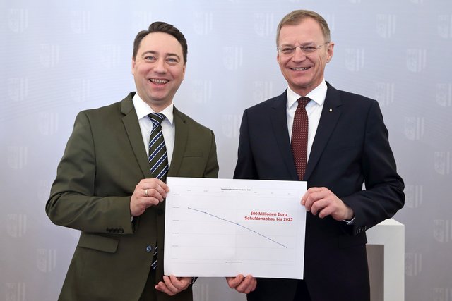 Fortsetzung für den VP-FP-Paarlauf in Oberösterreich. FPOÖ-Chef Manfred Haimbuchner ist Landeshauptmann Thomas Stelzer (VP) mit dem Rücktritt des umstrittenen Sicherheitslandesrats Elmar Podgorschek entgegengekommen.
