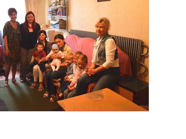 Information zum Bild (jpg im Anhang):
Leiterin Viktoria (l.) und Sekretärin Maria (r.) sowie die jungen Mütter freuen sich über die Spenden, die die Organisatorin des Berndorfer Fotomarathons Theodora Höger (2.v.l.) persönlich in die Ukraine bringt.