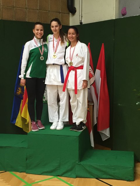 Amila Gojak (links) freute sich über den zweiten Platz bei den österreichischen Staatsmeisterschaften in Karate.  | Foto: Karateclub Fürstenfeld