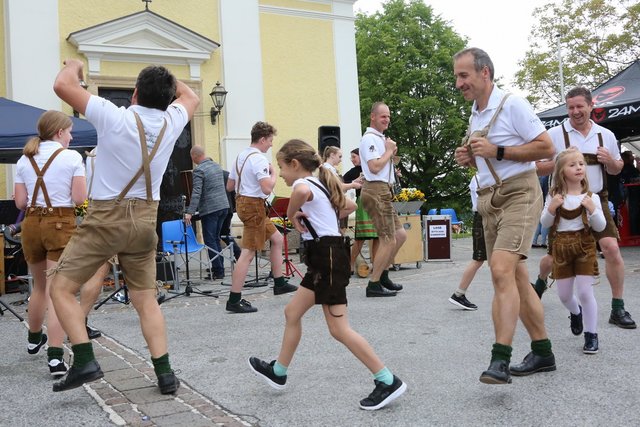 Viele Gruppen traten am Kirchplatz von Eichkögl auf.