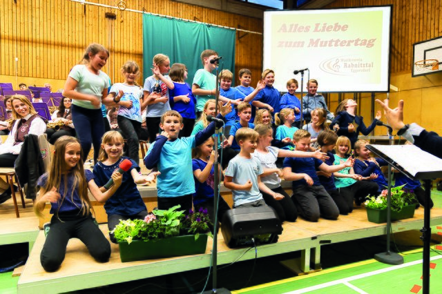Die Kinder der Volksschulen machten ihre Mütter eine besondere Aufwartung.