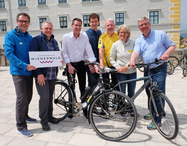 Im Wasserschloss in Kottingbrunn wurde der Thermenradweg am EuroVelo 9 feierlich eröffnet – mit dabei die Tourismusdestinations-Geschäftsführer der Wiener Alpen, Markus Fürst und Christoph Vielhaber vom Wienerwald, Schallaburg-Geschäftsführer Guido Wirth, Kottingbrunner Bürgermeister Christian Macho, LAbg. Klaus Schneeberger, Tourismuslandesrätin Petra Bohuslav und LAbg. Christoph Kainz.