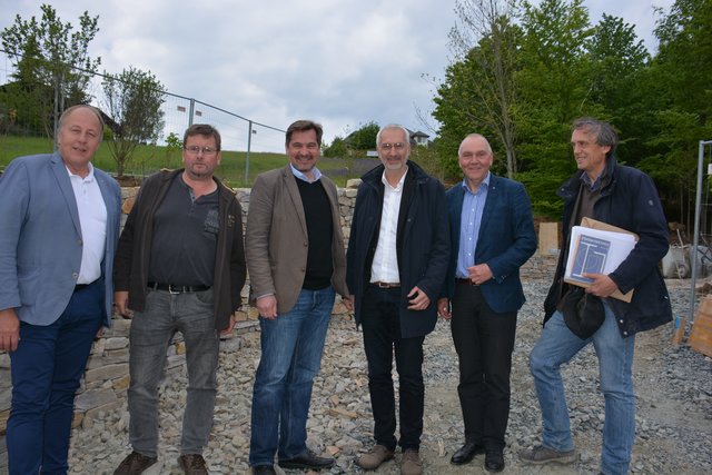 Stadtrat Franz Sommer, Ludwig Schörghofer (beide Friedhofswarte in Waidhofen), Bürgermeiser Werner Krammer, Bürgermeister (Prinzersdorf) Rudolf Schütz, Stadtrat Fritz Hintsteiner, Architekt Ernst Beneder.