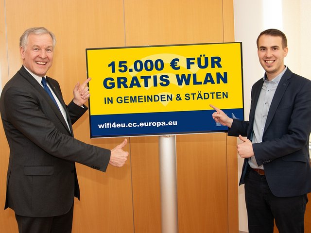 Landesrat Martin Eichtinger und Bürgermeister der Marktgemeinde Kaumberg, Michael Wurmetzberger präsentieren die EU-Förderung für gratis W-LAN an die Gemeinden in Niederösterreich.