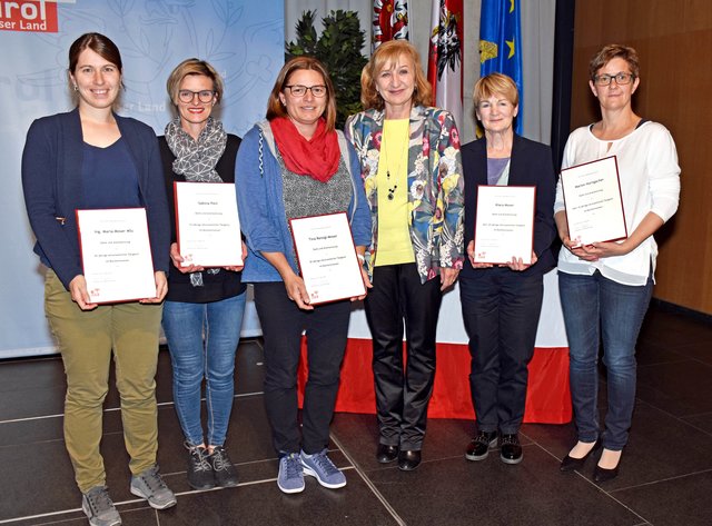 LRin Beate Palfrader (3.v.re.) mit den geehrten ehrenamtlichen Bibliothekarinnen aus dem Bezirk Kufstein.
