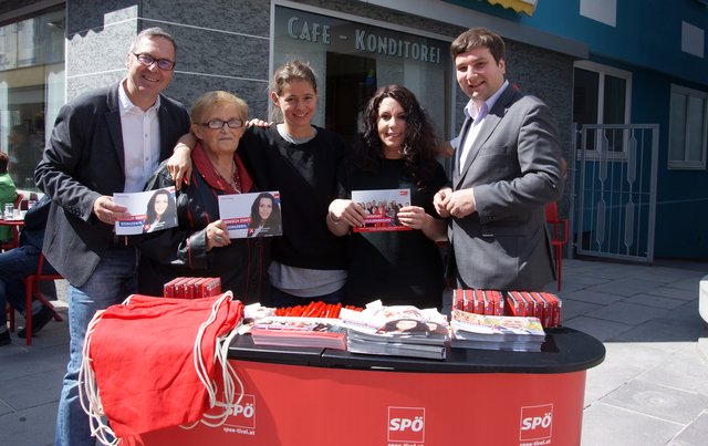 EU-Wahl: Die Tiroler SPÖ-Spitzenkandidatin Theresa Muigg (2.v.re.) und LA Benedikt Lentsch (re.) gingen auf Stimmenfang in Landeck.