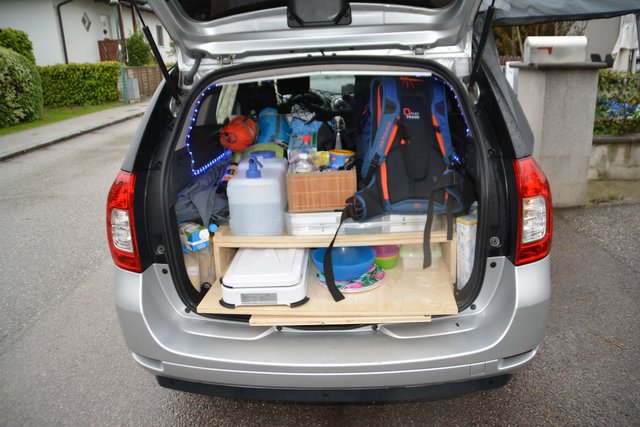 Alles was die Familie für ihre Reise braucht, passt in diesen Kofferraum.