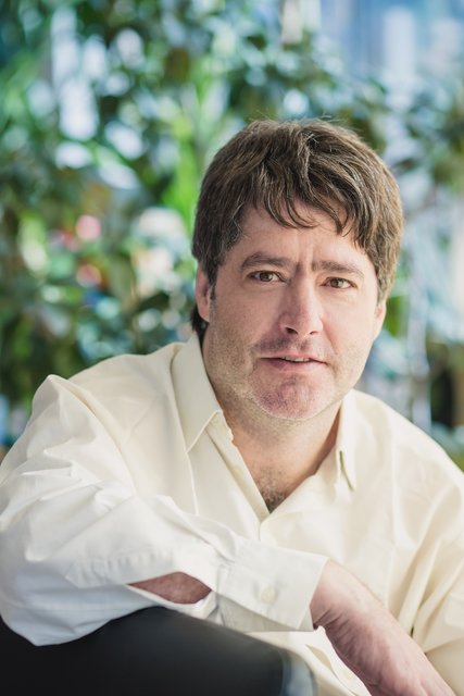 Gerhard Jäger hat mit "All die Nacht über uns" einen topaktuellen Roman produziert.