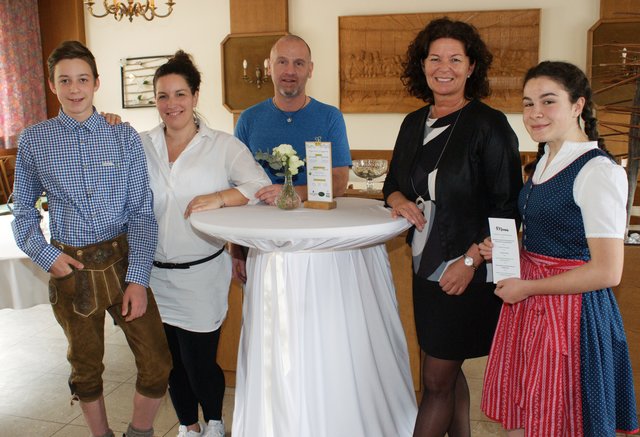 Barbara und Andreas Gansauge, Direktorin Susanne Schmid MSc, Verena Grundner und Lara Oberger. | Foto: NMS Lichtenegg