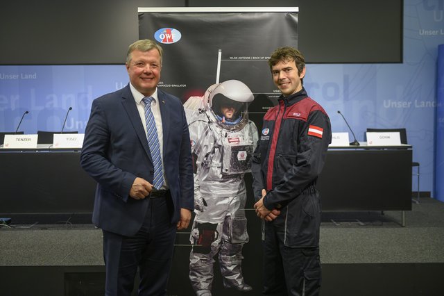 Wissenschaftslandesrat Bernhard Tilg mit dem österreichischen Analog-Astronauten für den Mars, Robert Wild aus Tirol.