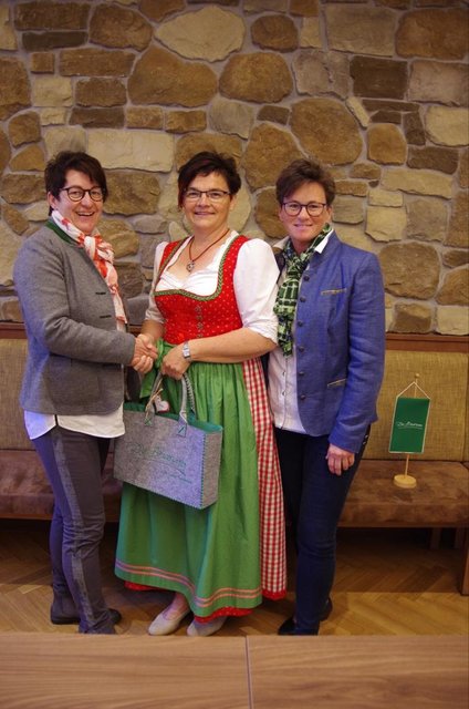 Shake Hands: Eva Hagl-Lechner gratuliert Anita Schauer zur neuen Funktion – im Bild mit Gebietsbäuerin Angelika Buchinger.