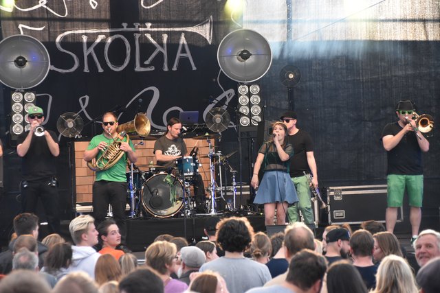 "Skolka" betraten um 19 Uhr die Bühne in der Festungsarena und huldigten mit ihrer Musik Ska und Polka. | Foto: Fluckinger