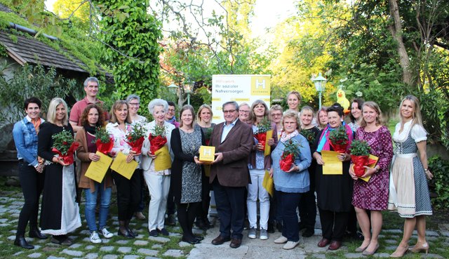 Inmitten der geehrten Tagesmütter und -Vater welche für ihre langjährigen Mitarbeit ausgezeichnet wurden Johann Postl, Landesleitungsmitglied Hilfswerk Niederösterreich. Er überbrachte die Grüße der Präsidentin Frau Bgm. Michaela Hinterholzer und würdigte die vorbildliche Tätigkeiten in den Familien und Beratungszentren.