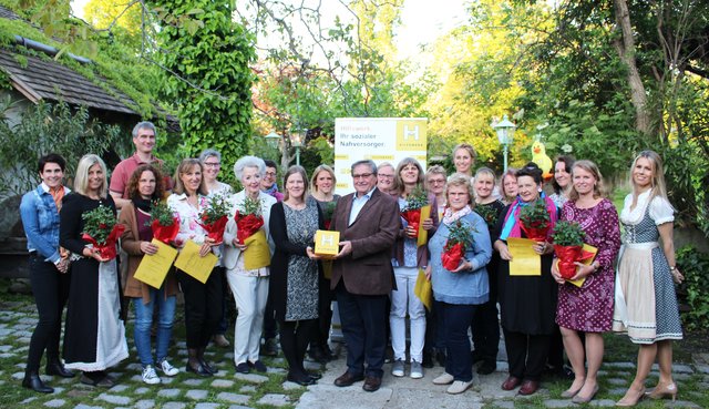 Inmitten der geehrten Tagesmütter und -Vater welche für ihre langjährigen Mitarbeit ausgezeichnet wurden  Johann Postl, Landesleitungsmitglied Hilfswerk Niederösterreich. Er überbrachte die Grüße der Präsidentin Frau Bgm. Michaela Hinterholzer und würdigte die vorbildliche Tätigkeiten in den Familien und Beratungszentren. | Foto: Hilfswerk Niederösterreich, Presse &amp; Kommunikation Tel. 02742/249-2060, presse@noe.hilfswerk.at