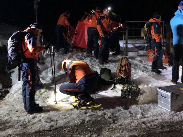 Das Team bereitet sich konzentriert auf den Einsatz vor