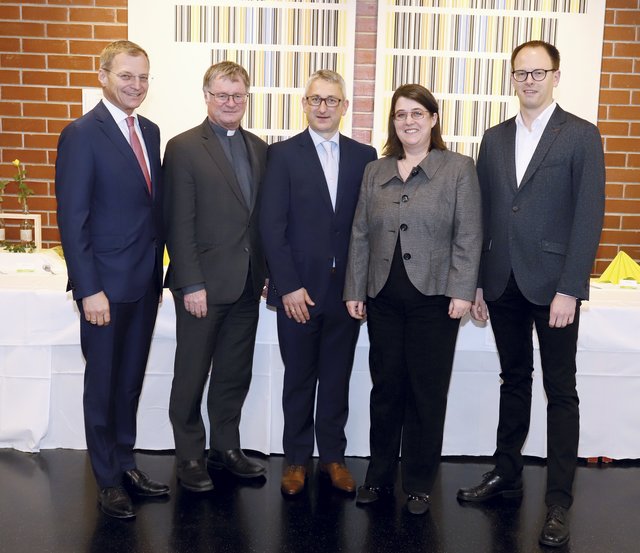 Von links: Landeshauptmann Thomas Stelzer, Diözesanbischof Manfred Scheuer, Rainer Burgstaller (GF KHG-Wirtschaftsbetrieb), Gabriele Eder-Cakl (Pastoralamtsdirektorin), und Joachim Jakob.