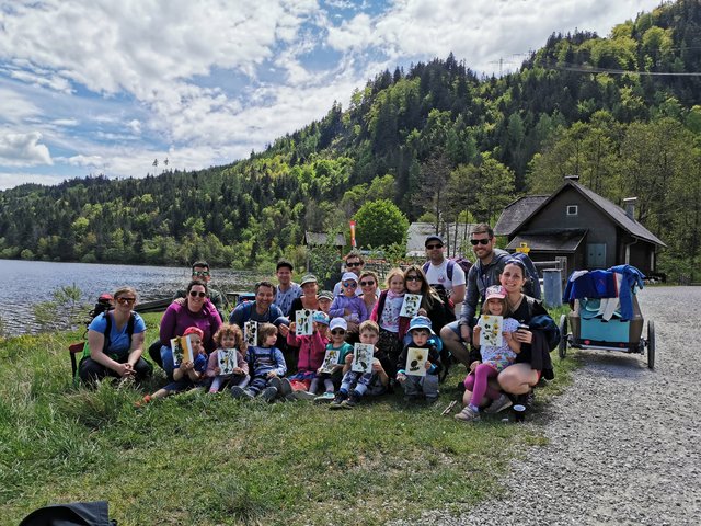 Die Teilnehmer der Familienwanderung in der mystischen Umgebung des Schwarzensees.