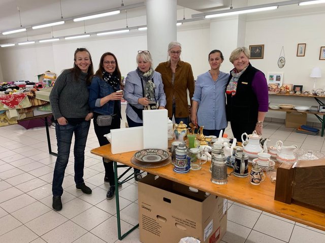 Die Soroptimistinnen beim Flohmarkt.