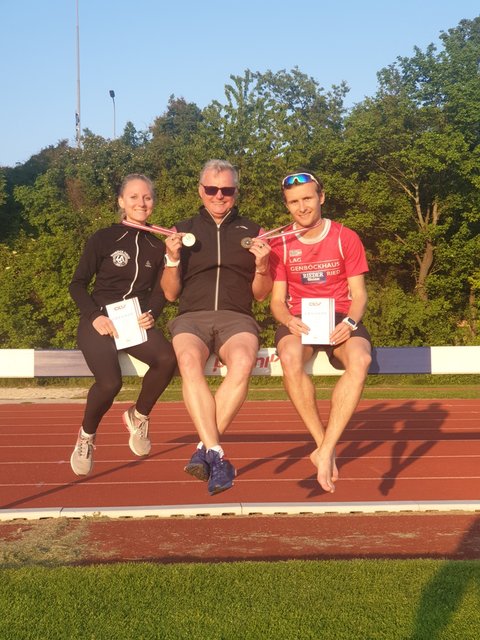 Jasmin Zweimüller und Jürgen Aigner mit Trainer Wolfgang Zweimüller.