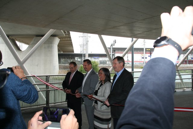 Hermann Papouschek, Marcus Franz, Maria Vassilakou und Erich Hohenberger bei der offiziellen Eröffnung der Südbahnhofbrücke. | Foto: Pufler