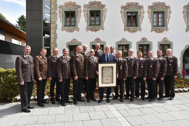 Ehrenmitglied BH HR Dr. Herbert Hauser mit dem Bezirksfeuerwehrausschuss IBK-Land und dem Landesfeuerwehrkommandanten