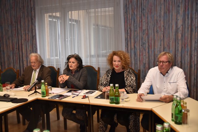 Bgm und interimistische Obfrau des Vereins "Academia Vocalis" Hedi Wechner (2.v.l) präsentierte mit  Friedrich Madersbacher (Künstlerischer Leiter), Kulturreferentin Gabi Madersbacher und Kassier Michael Pfeffer das Programm der "Academia Vocalis" 2019.  | Foto: Fluckinger